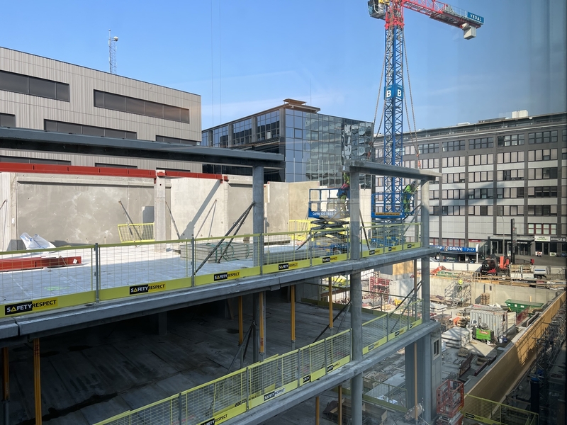 hus i betong settes opp på en byggeplass