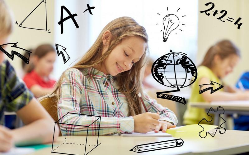 Jente som lærer matematikk