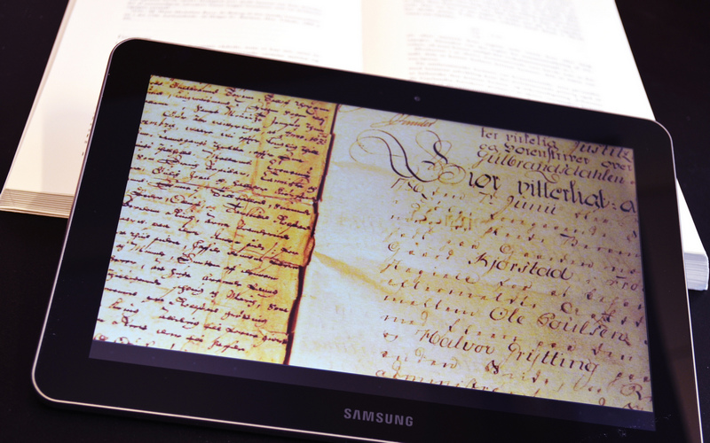 En I-pad som viser et bilde av gotisk skrift
