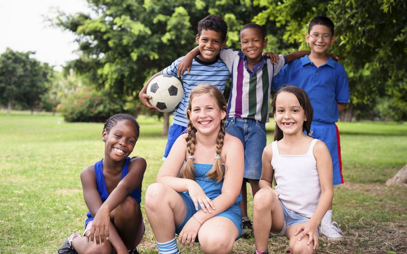 Gruppe glade barn med fotball