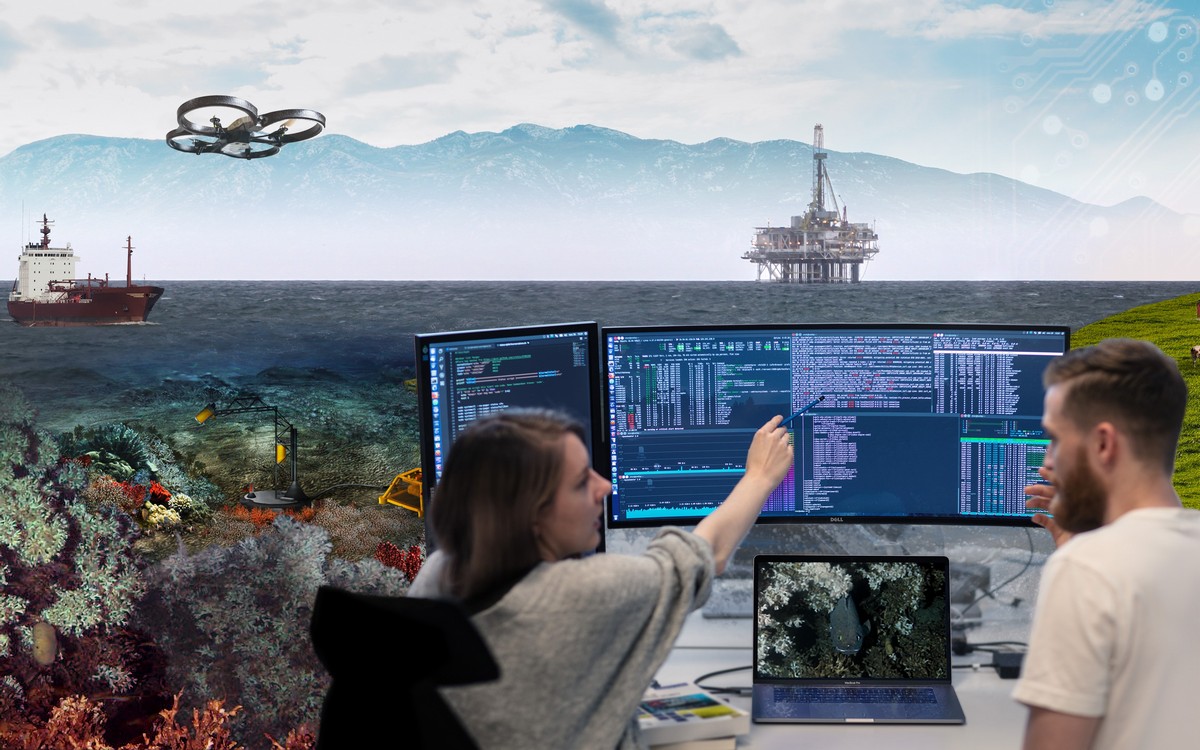 En sammensatt illustrasjon hvor man ser bl.a. havbunnen med diverse installasjoner, en oljeplattform, en tankbåt, en flygende drone og to personer som sitter foran dataskjermer og diskuterer.