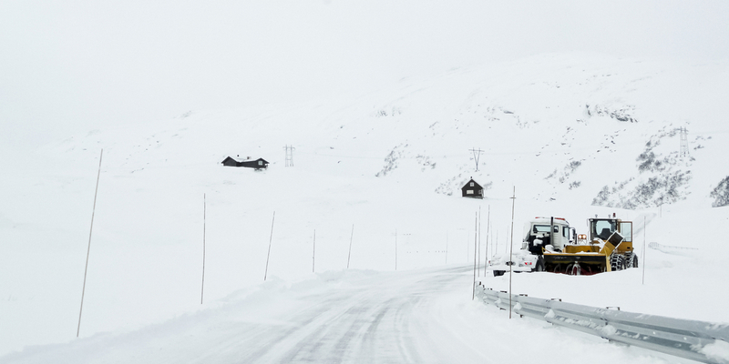 Brøyting av vinterveger i snø- og vindfullt fjellandskap.