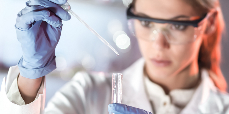 Kvinnelig laboratoriearbeider med en pippete